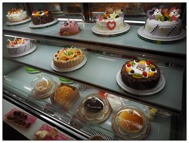 【食記】新北市。新莊區：里洋烘培坊(中華店)＠在地知名麵包甜點店，帕瑪森乳酪蛋糕、堅果塔&奶酪品嚐分享