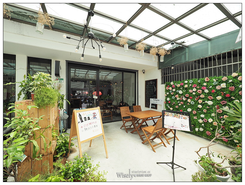 台北松山。徒步3分‧小食光：大雞腿三明治＆店員最愛燒肉堡，甜點也好吃～食尚玩家採訪美食