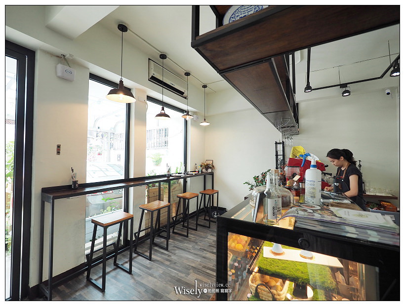 台北松山。徒步3分‧小食光：大雞腿三明治＆店員最愛燒肉堡，甜點也好吃～食尚玩家採訪美食