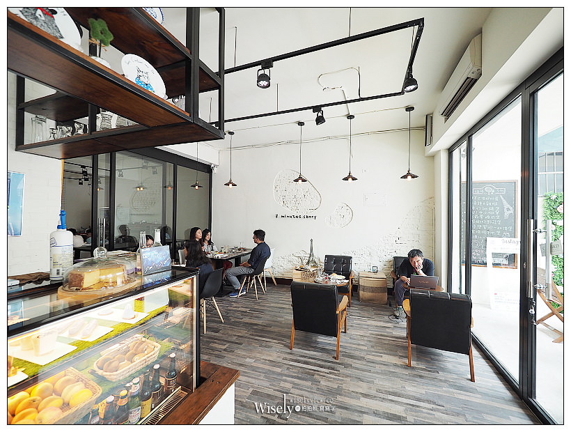 台北松山。徒步3分‧小食光：大雞腿三明治＆店員最愛燒肉堡，甜點也好吃～食尚玩家採訪美食