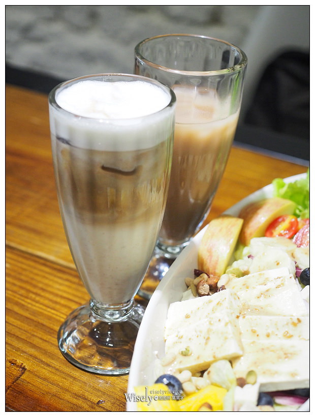 台北松山。徒步3分‧小食光：大雞腿三明治＆店員最愛燒肉堡，甜點也好吃～食尚玩家採訪美食