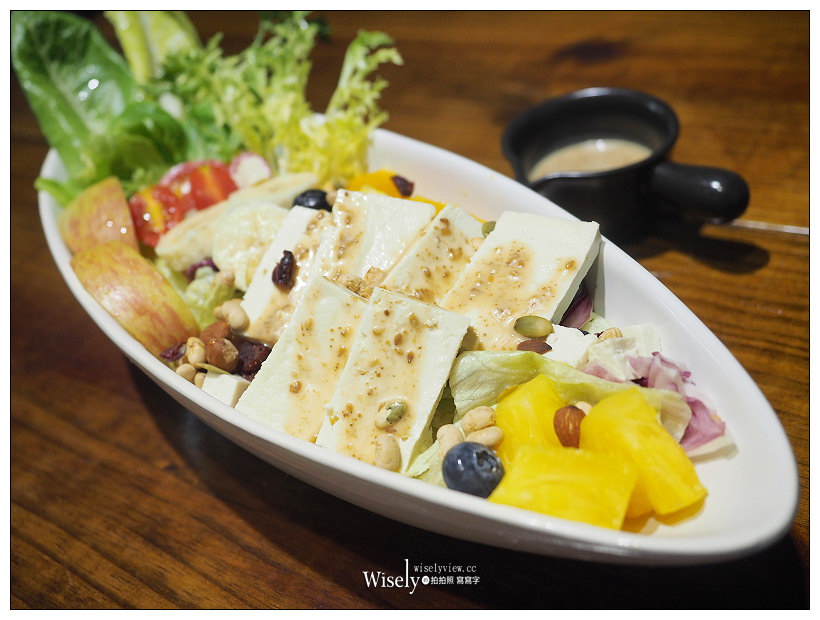 台北松山。徒步3分‧小食光：大雞腿三明治＆店員最愛燒肉堡，甜點也好吃～食尚玩家採訪美食