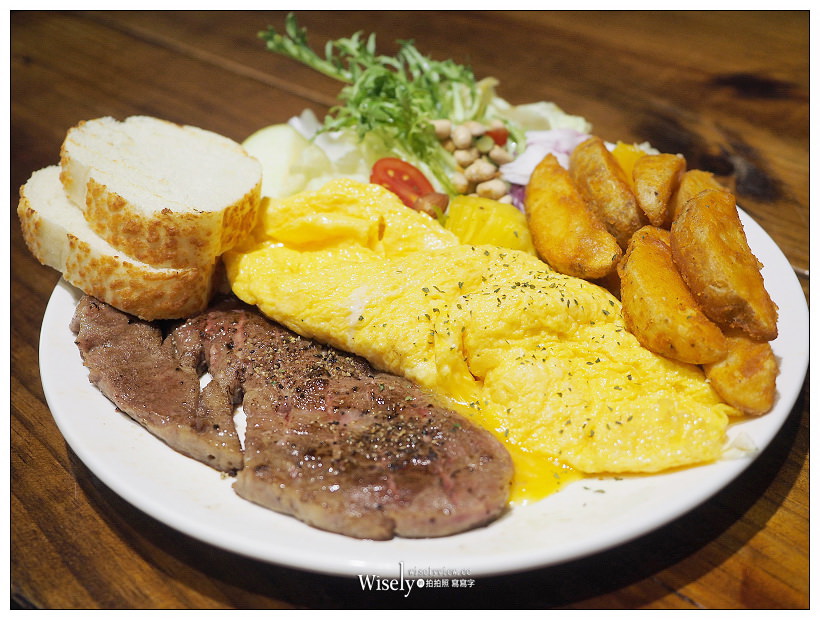 台北松山。徒步3分‧小食光：大雞腿三明治＆店員最愛燒肉堡，甜點也好吃～食尚玩家採訪美食