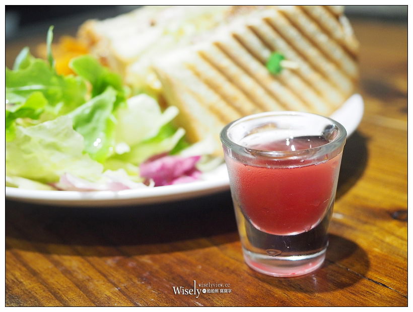 台北松山。徒步3分‧小食光：大雞腿三明治＆店員最愛燒肉堡，甜點也好吃～食尚玩家採訪美食