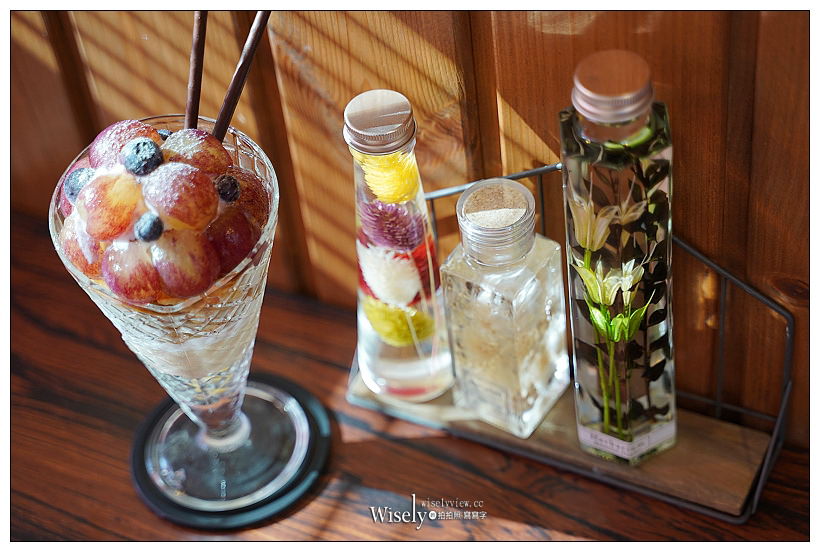 和歌山美食。藤桃庵 TOUTOUAN︱數量限定的夢幻瑠璃色水果聖代(巴菲)，還有在地白桃水果冰淇淋，在日式庭園內享受消暑的冰品美味