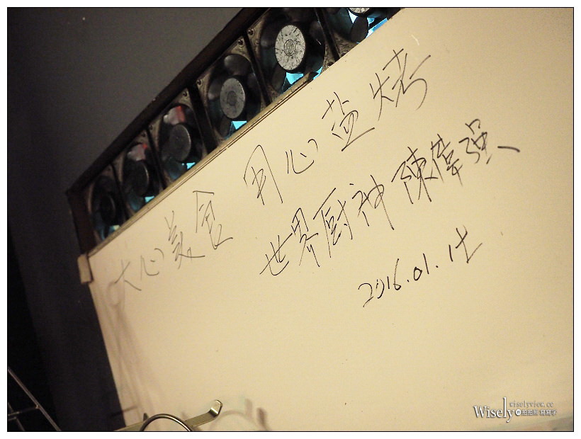 台中西區。大心鹽烤︱平價現烤活跳生猛海鮮～鹽烤泰國蝦&台灣鯛、剝皮辣椒雞、癡心絕對雞腿排