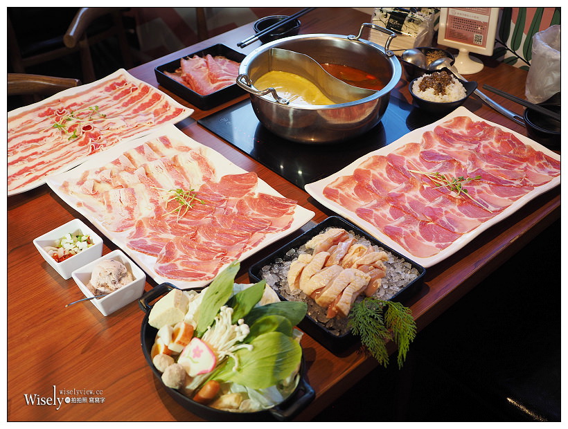 肉多多火鍋。搭訕小鮮女套餐NT269   究愛小鮮肉套餐NT299︱平假日整天販售不限時，冰淇淋飲料無限供應吃到飽～全新清爽鍋底：泰式酸辣湯＆南洋綠咖哩