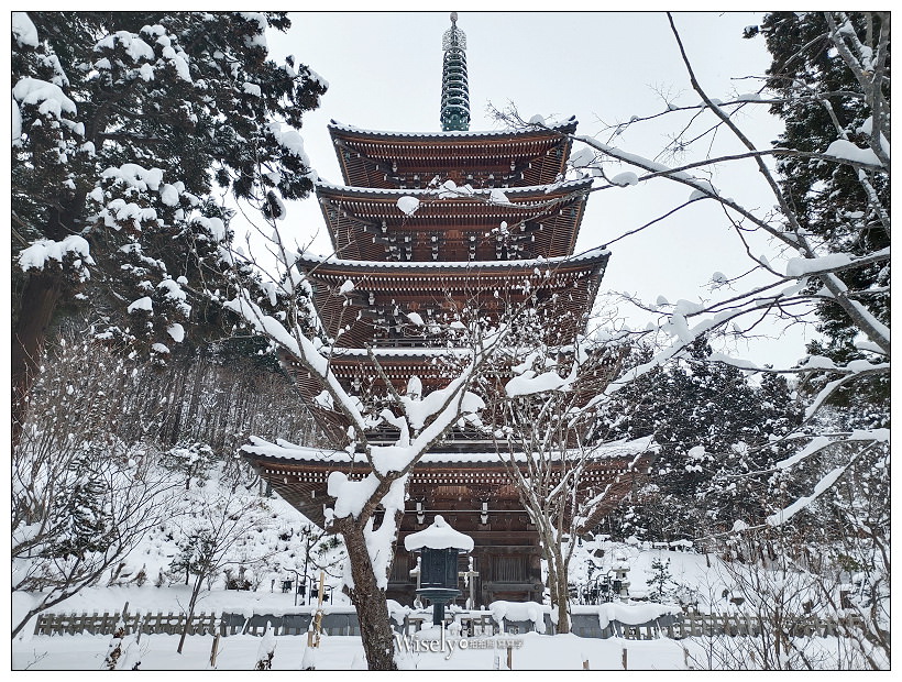 青森景點。青龍寺 昭和大佛︱日本最大最高的青銅製大日如來佛像，絲柏建材五重塔與朱紅塗色大師堂很有特色，1984年(昭和59年)完工，為日本第四大佛
