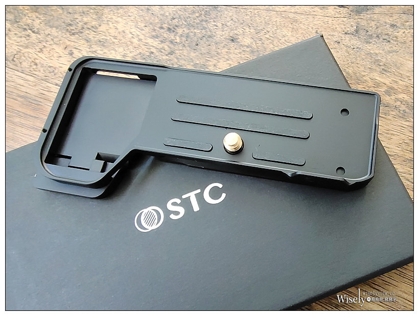STC FOGRIP 快展手把 for Sony A7c︱輕鬆持握相機方便更換電池，還能直安腳架，售價NT3,000販售中