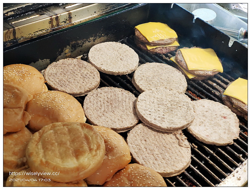 帛琉美食。Bem Ermii Burgers & Fries (Airai, Palau)︱現做餐車炭烤牛肉漢堡，在地導遊激推人氣小吃
