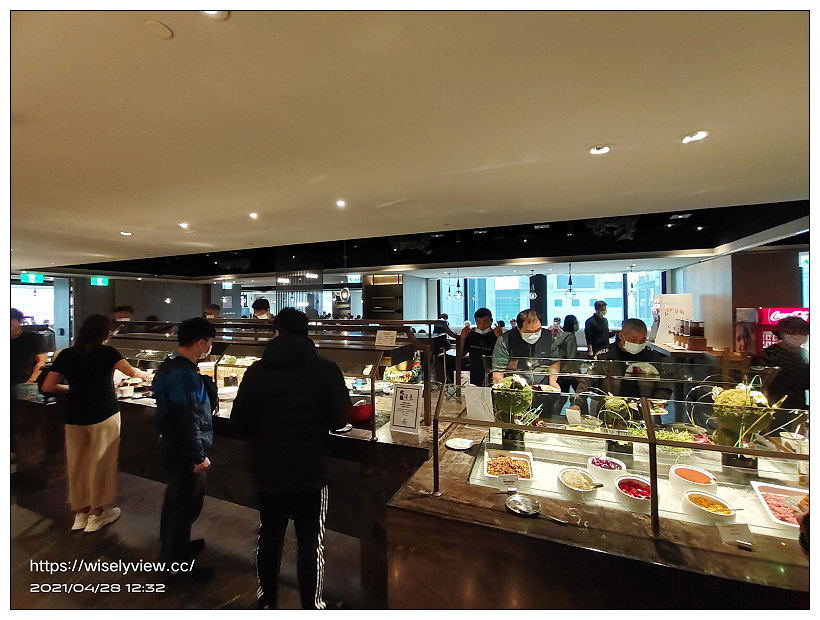 台北新板希爾頓飯店 悅市集。Semi Buffet 2021︱360元主餐加送吃到飽甜點沙拉吧～捷運板橋站美食