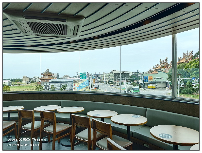 頭城景點。星巴克遊艇門市︱簡約藍白玻璃帷幕與特色造型星巴克杯，相鄰烏石港與頭城車站