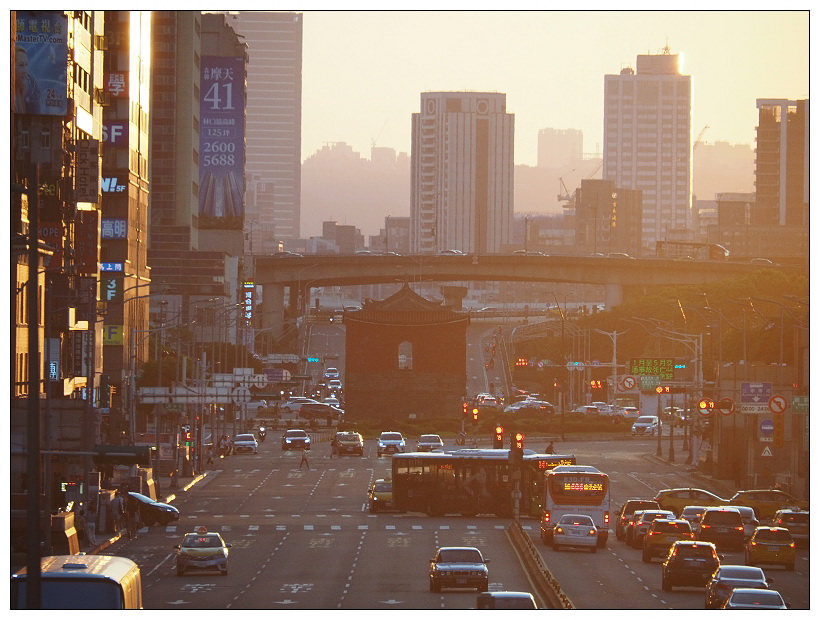 台北中正。忠孝西路天橋懸日︱台北城美景之一，攝影迷拍攝景點～台北景點 x 台北懸日
