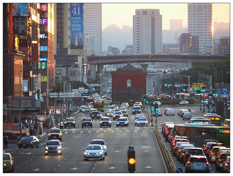 台北中正。忠孝西路天橋懸日︱台北城美景之一，攝影迷拍攝景點～台北景點 x 台北懸日