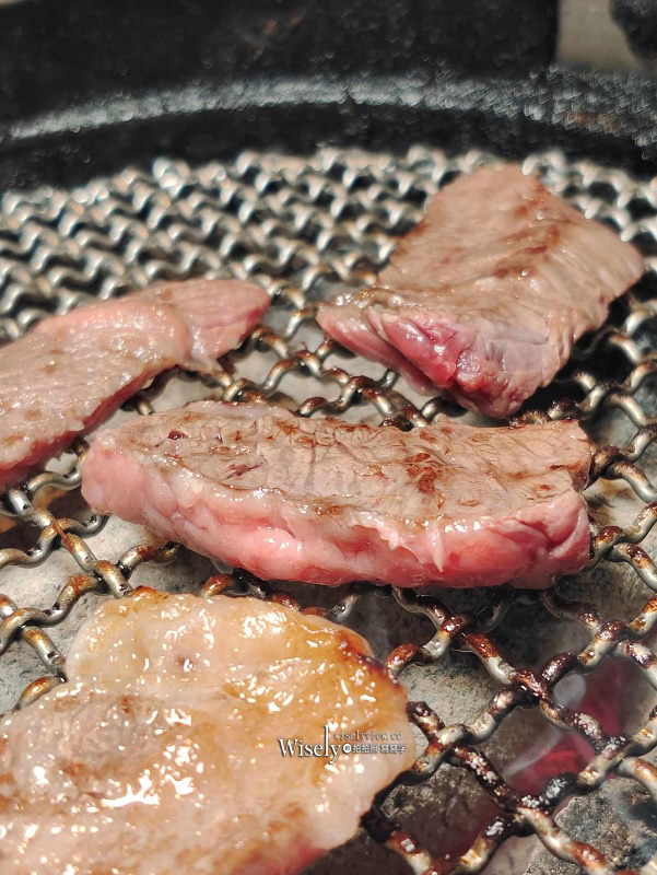 大阪。燒肉萬野 心齋橋店︱日本和牛批發商出身，「萬野和牛・特選赤身拼盤套餐」台灣預約輕鬆品嚐