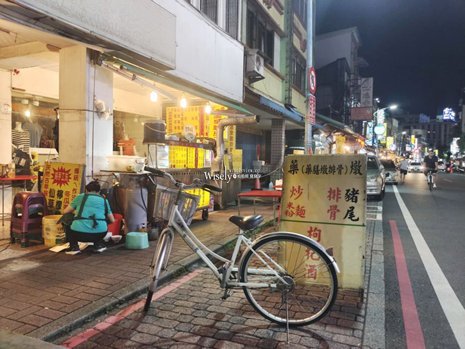 礁溪美食︱不一樣溫泉脆皮臭豆腐︱藥膳排骨、魯肉飯、炒米粉︱宜蘭宵夜