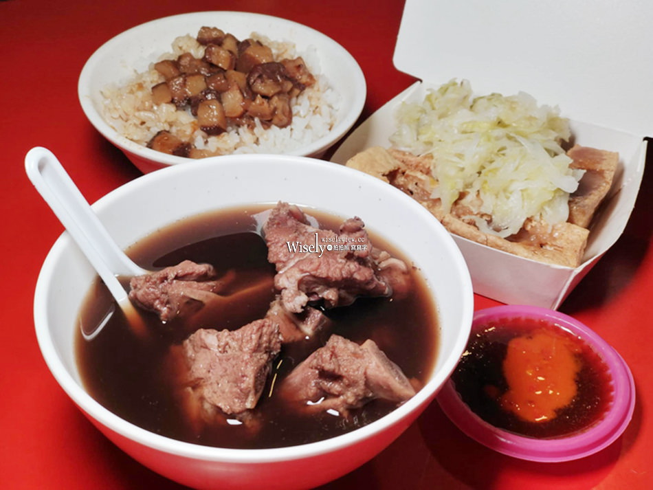 礁溪美食︱不一樣溫泉脆皮臭豆腐︱藥膳排骨、魯肉飯、炒米粉︱宜蘭宵夜