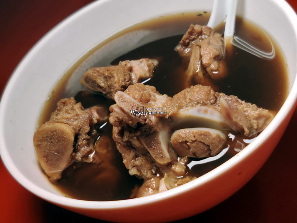 礁溪美食︱不一樣溫泉脆皮臭豆腐︱藥膳排骨、魯肉飯、炒米粉︱宜蘭宵夜