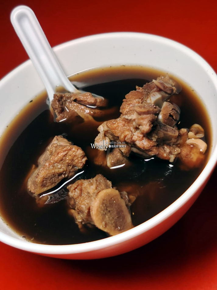 礁溪美食︱不一樣溫泉脆皮臭豆腐︱藥膳排骨、魯肉飯、炒米粉︱宜蘭宵夜