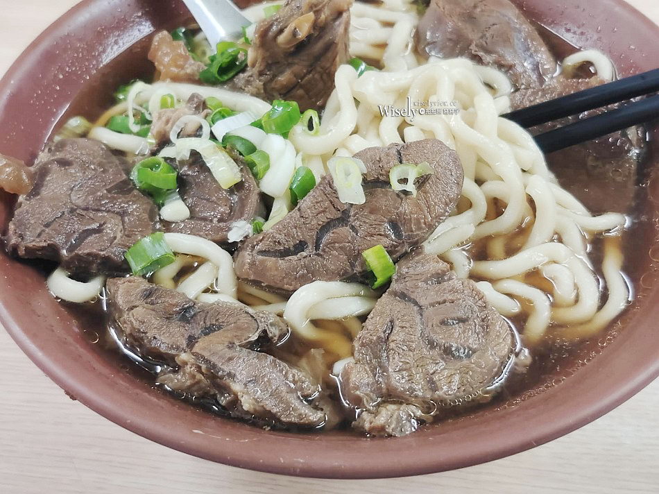 老劉刀切牛肉麵︱台北西門町在地老字號小吃店︱冷氣空間量多推外帶