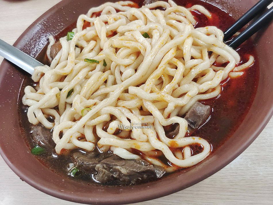 老劉刀切牛肉麵︱台北西門町在地老字號小吃店︱冷氣空間量多推外帶