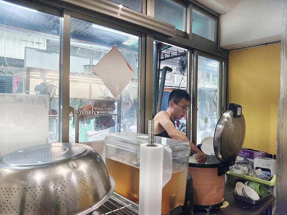 飛燒味脆皮燒肉專賣︱南機場燒臘便當︱涼茶熱湯喝到飽︱捷運龍山寺站