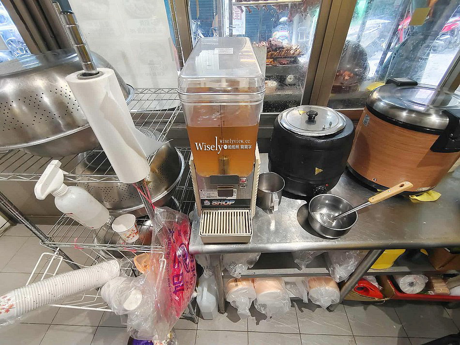 飛燒味脆皮燒肉專賣︱南機場燒臘便當︱涼茶熱湯喝到飽︱捷運龍山寺站