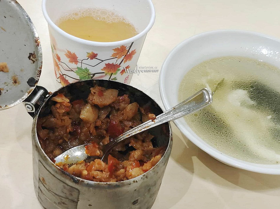 飛燒味脆皮燒肉專賣︱南機場燒臘便當︱涼茶熱湯喝到飽︱捷運龍山寺站