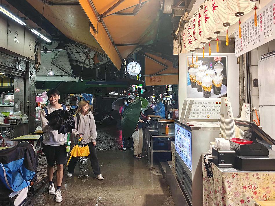 景美鄭家炭烤︱景美夜市烤滷味︱雞腿、酸菜腸與內臟甜不辣︱捷運景美站