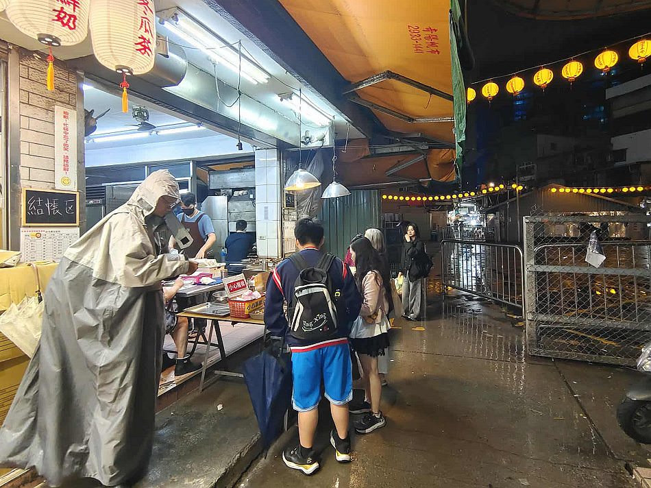 景美鄭家炭烤︱景美夜市烤滷味︱雞腿、酸菜腸與內臟甜不辣︱捷運景美站