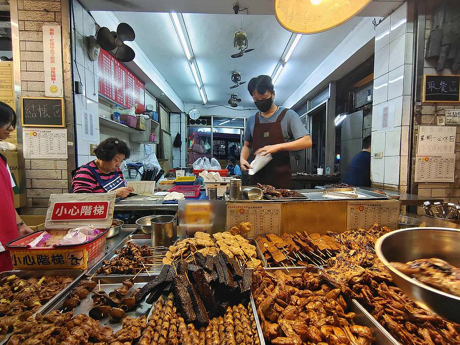 景美鄭家炭烤︱景美夜市烤滷味︱雞腿、酸菜腸與內臟甜不辣︱捷運景美站