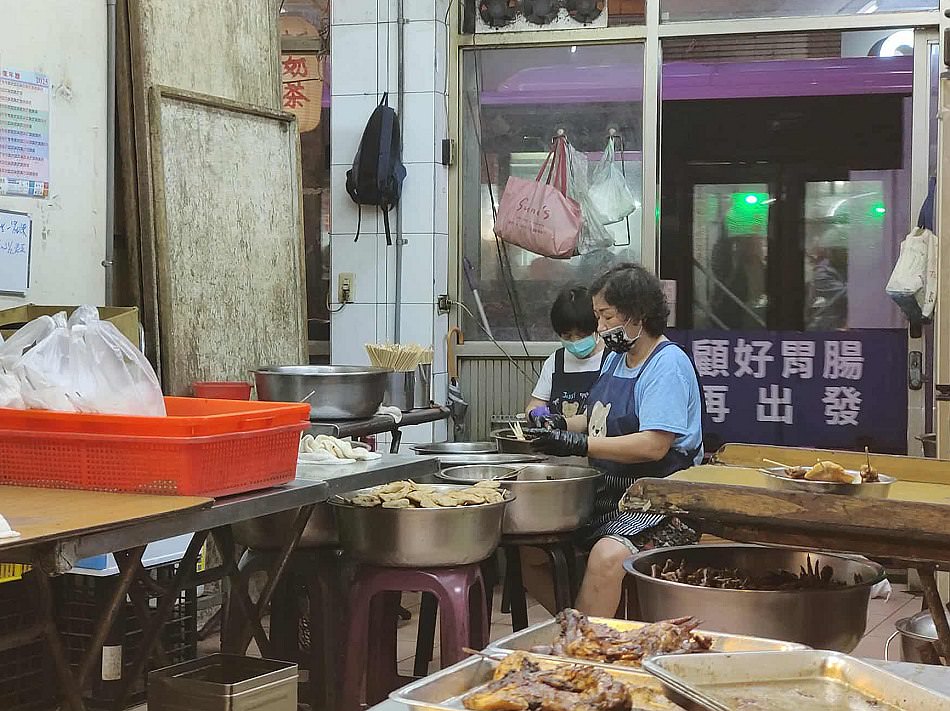 景美鄭家炭烤︱景美夜市烤滷味︱雞腿、酸菜腸與內臟甜不辣︱捷運景美站