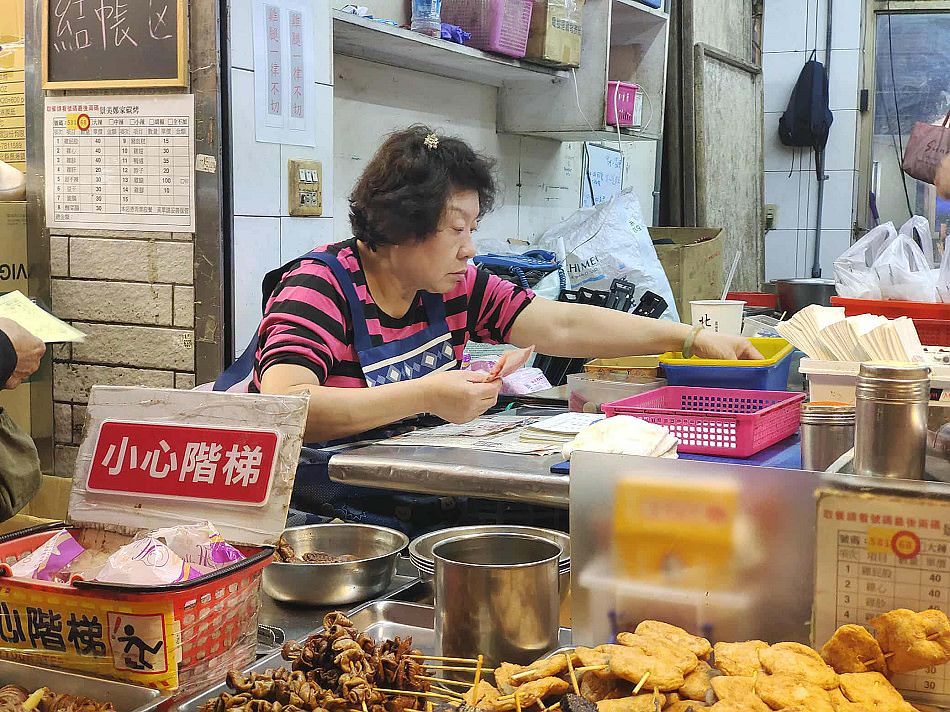 景美鄭家炭烤︱景美夜市烤滷味︱雞腿、酸菜腸與內臟甜不辣︱捷運景美站
