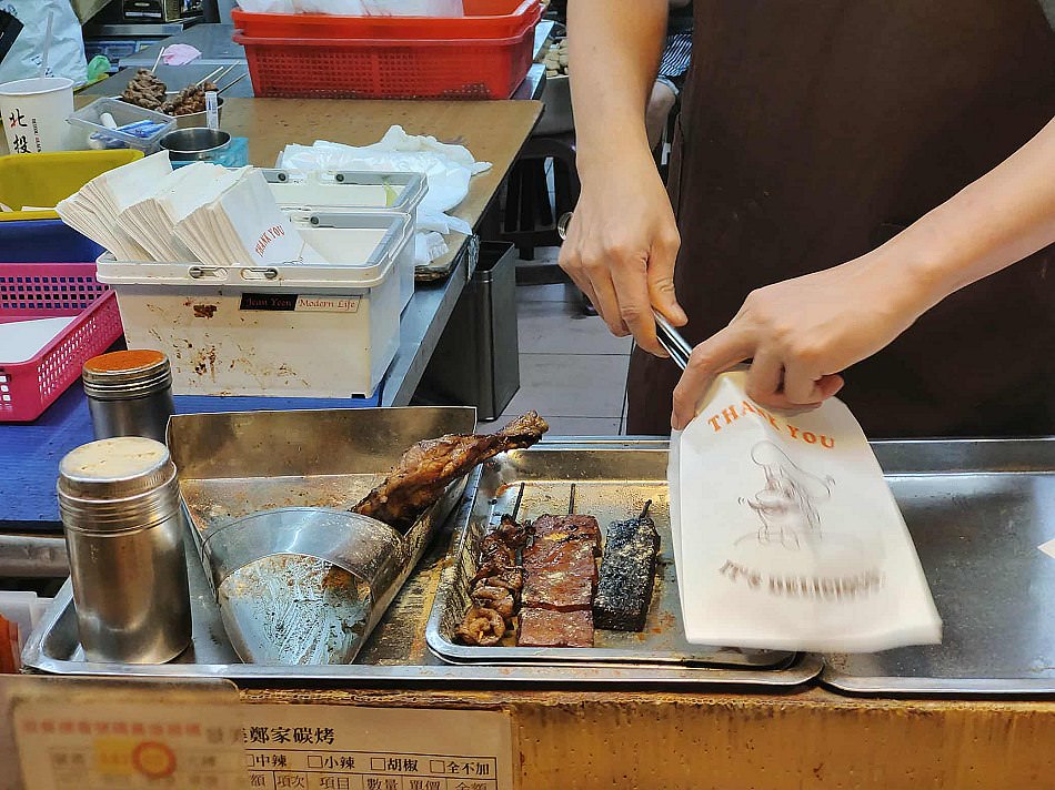 景美鄭家炭烤︱景美夜市烤滷味︱雞腿、酸菜腸與內臟甜不辣︱捷運景美站