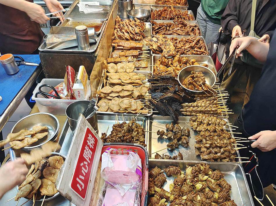 景美鄭家炭烤︱景美夜市烤滷味︱雞腿、酸菜腸與內臟甜不辣︱捷運景美站