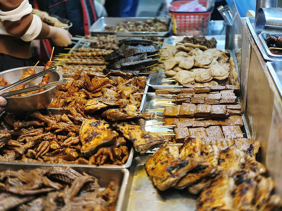 景美鄭家炭烤︱景美夜市烤滷味︱雞腿、酸菜腸與內臟甜不辣︱捷運景美站