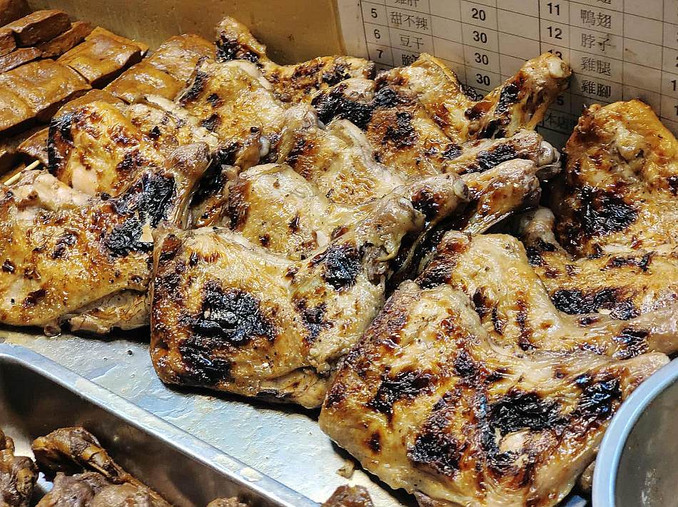 景美鄭家炭烤︱景美夜市烤滷味︱雞腿、酸菜腸與內臟甜不辣︱捷運景美站
