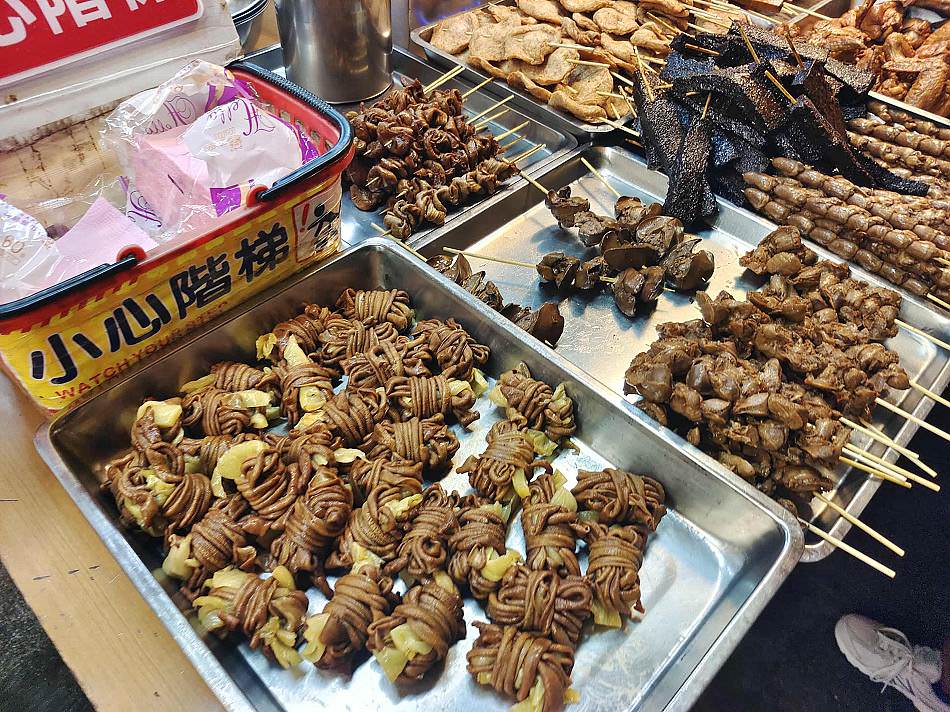 景美鄭家炭烤︱景美夜市烤滷味︱雞腿、酸菜腸與內臟甜不辣︱捷運景美站