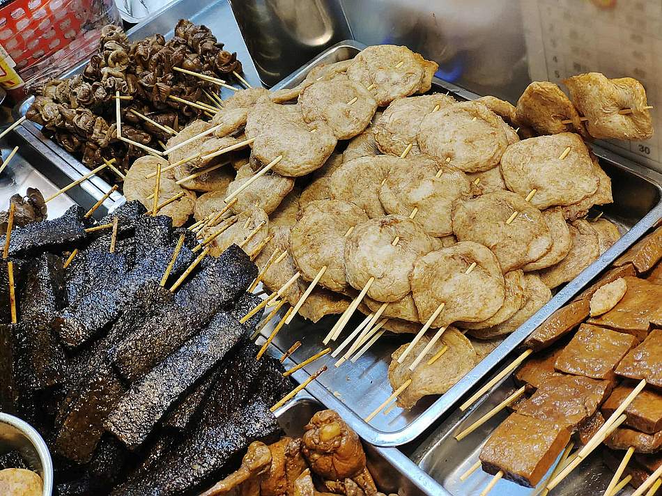 景美鄭家炭烤︱景美夜市烤滷味︱雞腿、酸菜腸與內臟甜不辣︱捷運景美站