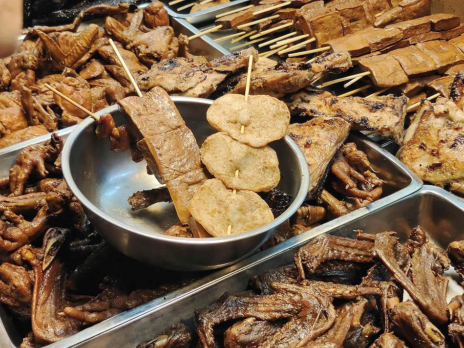 景美鄭家炭烤︱景美夜市烤滷味︱雞腿、酸菜腸與內臟甜不辣︱捷運景美站