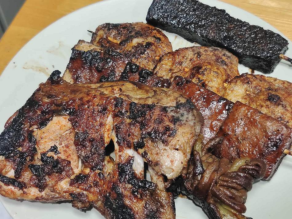 景美鄭家炭烤︱景美夜市烤滷味︱雞腿、酸菜腸與內臟甜不辣︱捷運景美站