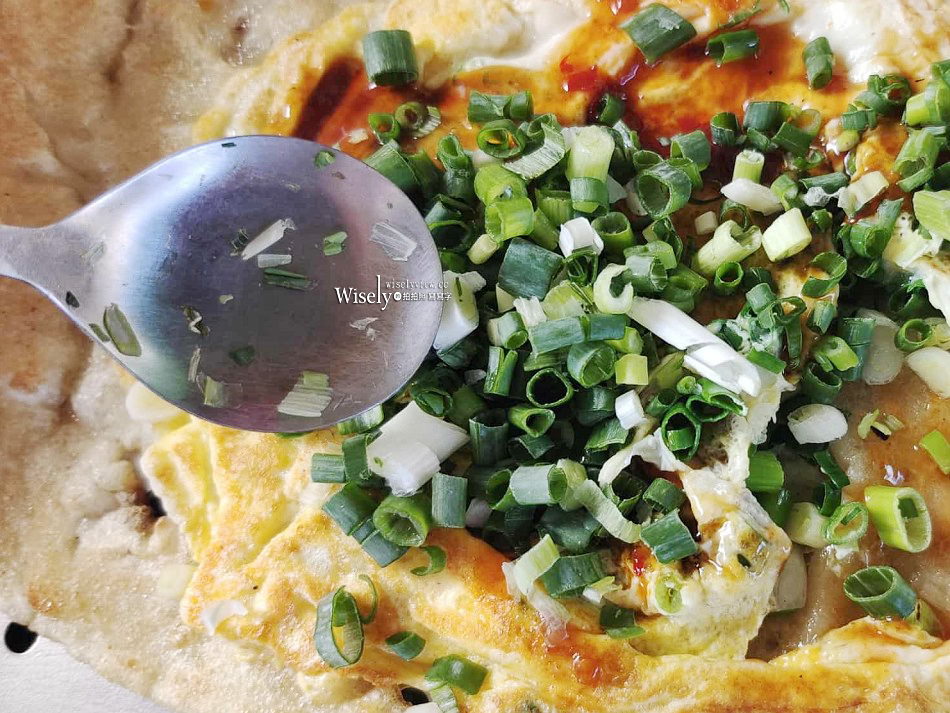 第一站蔥油餅︱宜蘭蔥加到爆加蛋45元︱礁溪轉運站旁周休三日︱礁溪美食