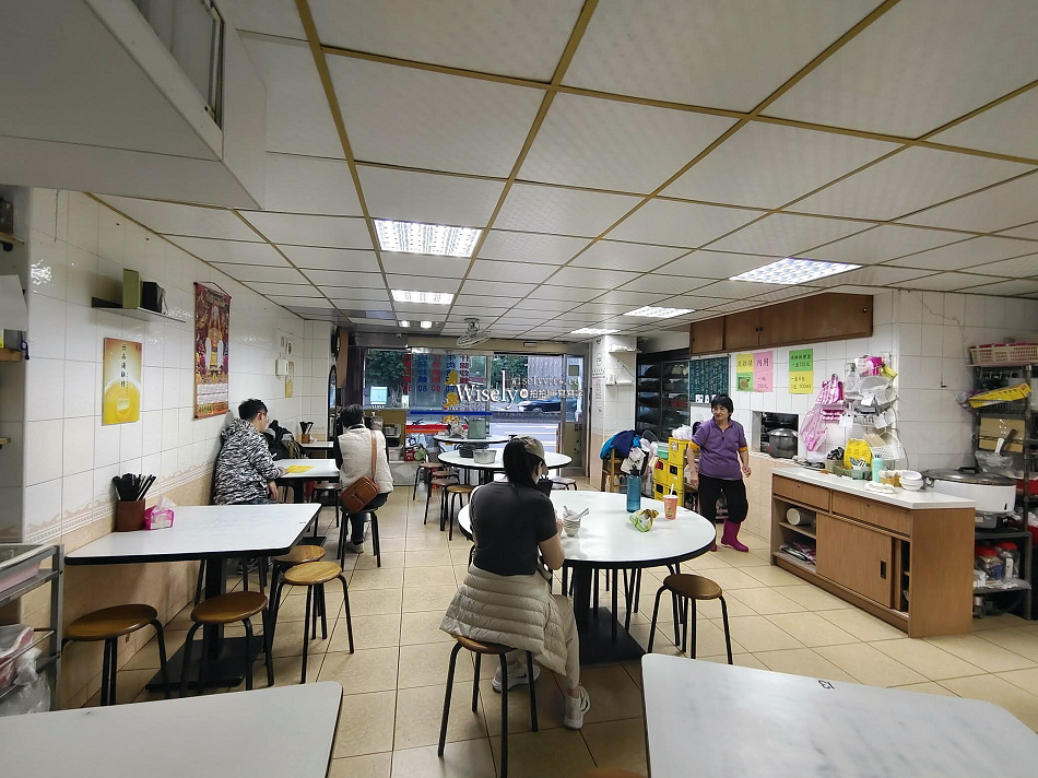 良友小館︱在地30多年台北美食︱無標價菜單熱炒店︱捷運忠孝新生站