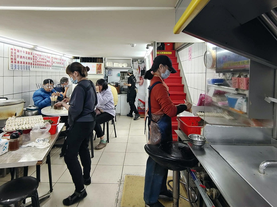 西門町萬年 店小二︱台北老字號小吃︱排骨飯.鍋貼.什錦麵︱捷運西門站