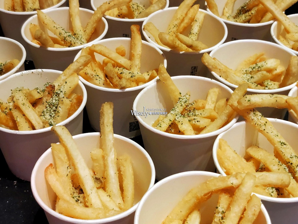 台北 圓山大飯店跨年夜︱聲光歌舞表演、摸彩抽獎、免費暢飲及戶外煙火