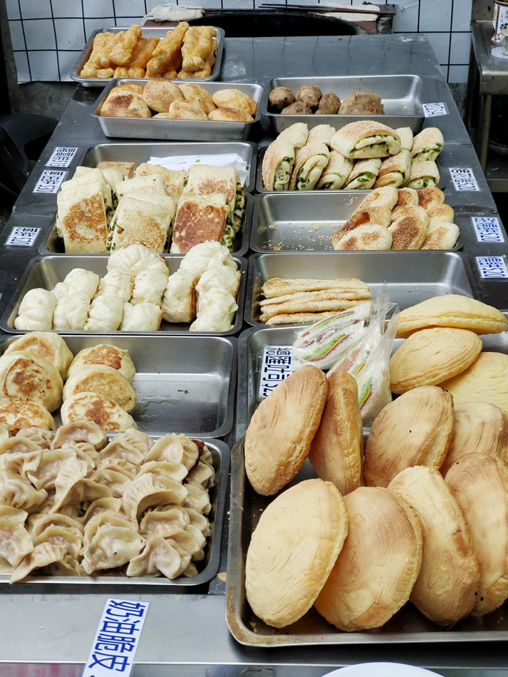 礁溪 劉家早點︱粉漿蛋餅.奶油脆皮.豆漿咖啡.煎肉包︱宜蘭貓餐廳