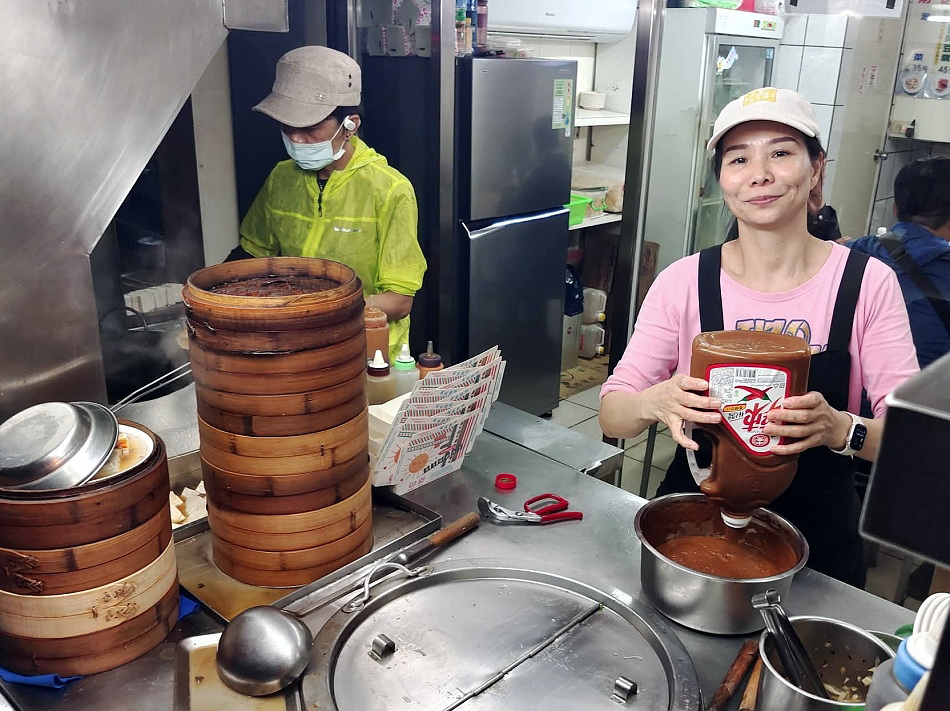 宜蘭 財記臭豆腐︱羅東夜市人氣美食︱酥炸脆皮臭豆腐、麻辣鴨血臭豆腐