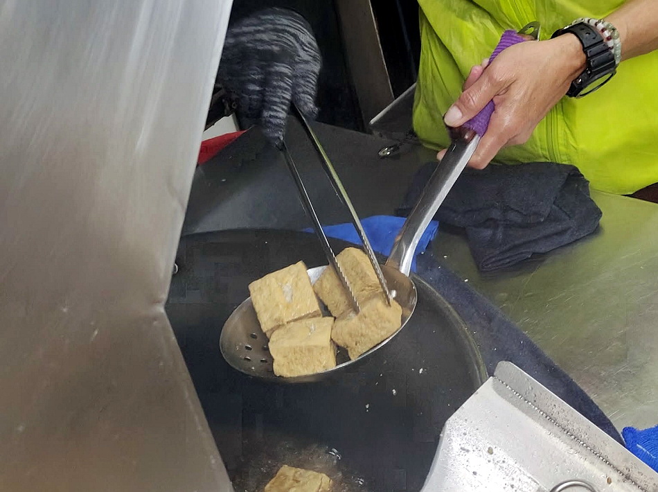 宜蘭 財記臭豆腐︱羅東夜市人氣美食︱酥炸脆皮臭豆腐、麻辣鴨血臭豆腐