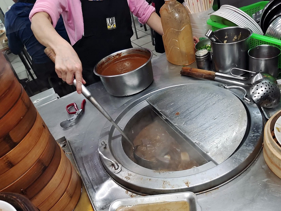 宜蘭 財記臭豆腐︱羅東夜市人氣美食︱酥炸脆皮臭豆腐、麻辣鴨血臭豆腐