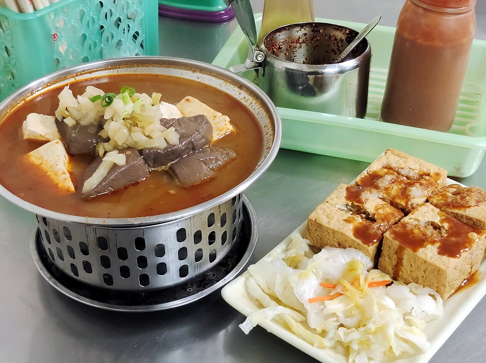 宜蘭 財記臭豆腐︱羅東夜市人氣美食︱酥炸脆皮臭豆腐、麻辣鴨血臭豆腐